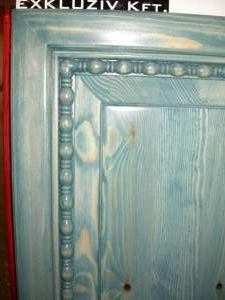 Il frontale della porta è ornamentato con fregio scolpito (asse ornamentale)  